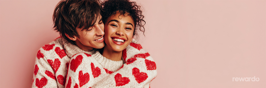 Lifestyle Angebote - Frau und Mann umarmen sich mit gleichem Herzpullover