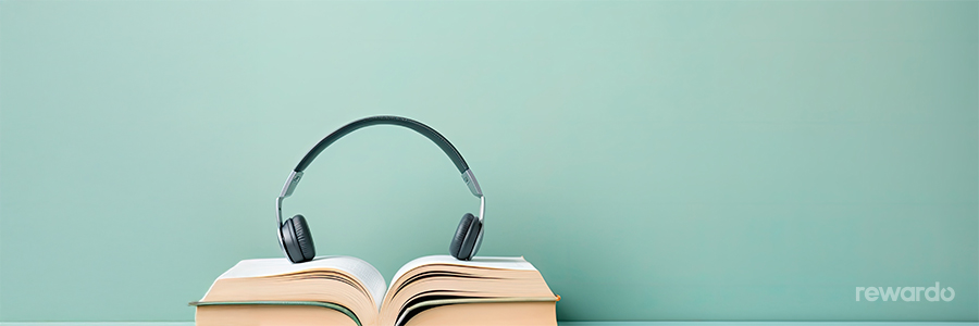 Technik, Bücher & Entertainment - Kopfhörer stehen auf einem aufgeschlagenen Buch