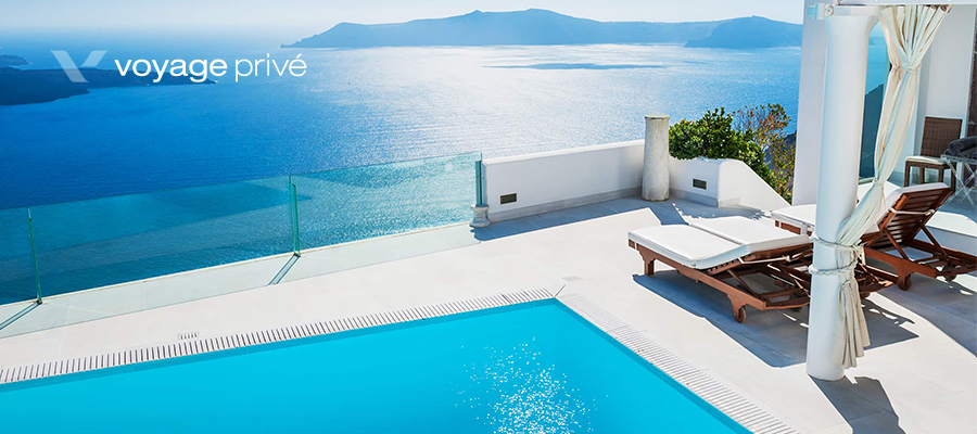 Ein luxuriöses Haus in Griechenland mit einem Infinity-Pool, das direkt auf das kristallklare Meer blickt. Bei Voyage Privé kannst du solche traumhaften Reiseziele buchen und dabei zusätzlich Cashback erhalten.